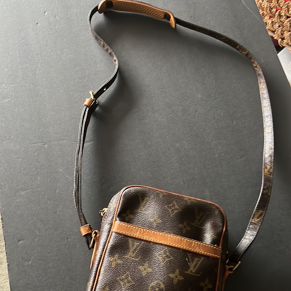 Louis Vuitton Danube Crossbody Handbag - Picture 2 of 9